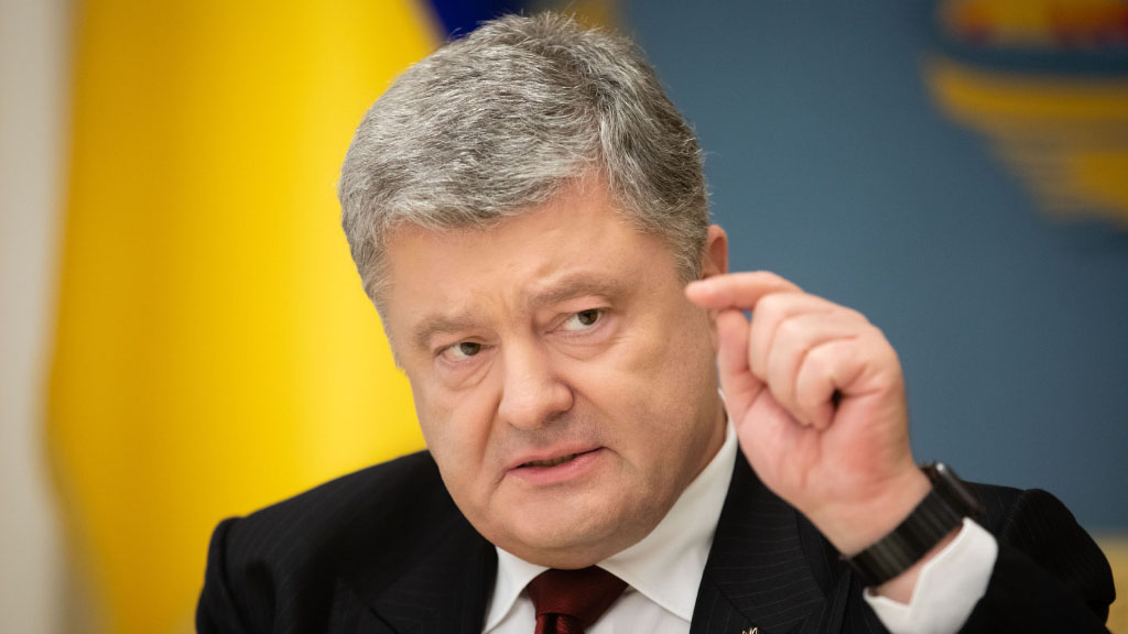 Пятый президент Украины Петр Порошенко обещает вернуться на родину в первой половине января. Там его давно ожидают следователи. Лидер «Европейской Солидарности» обещает ответить на все вопросы правоохранителей.