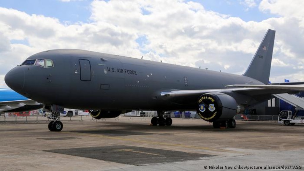 военно-транпортныq самолет-заправщик Boeing KC-46