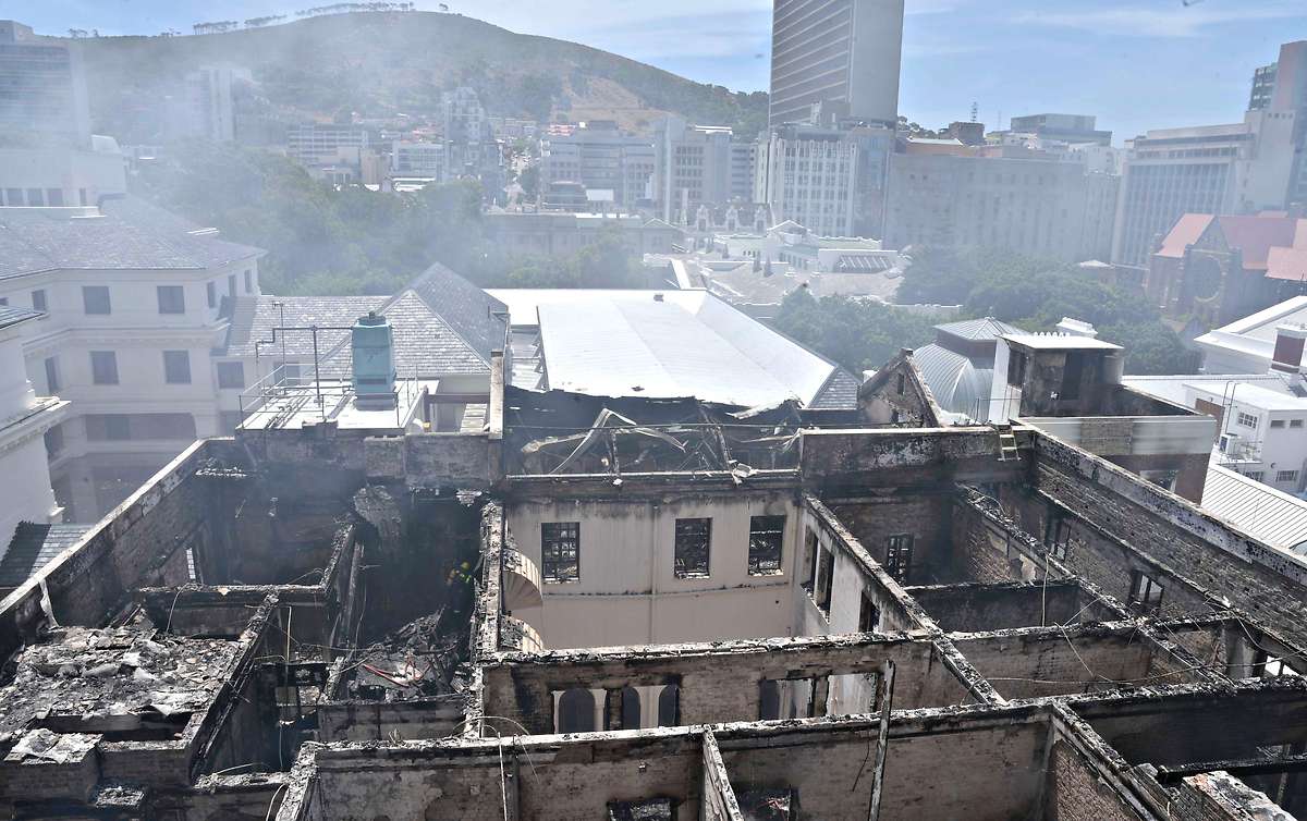 В ЮАР сгорел парламент. Подозревают поджог