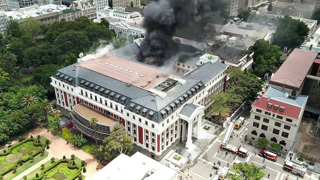 В ЮАР сгорел парламент. Подозревают поджог