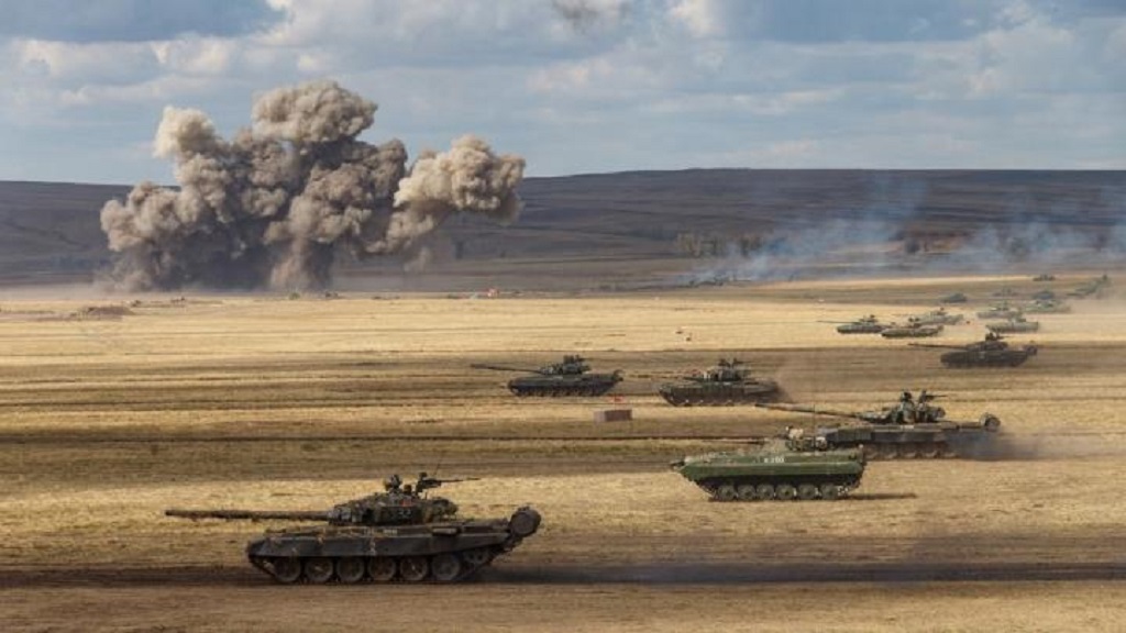 Военные ЛНР провели учения по боевой подготовке экипажей БМП и танков