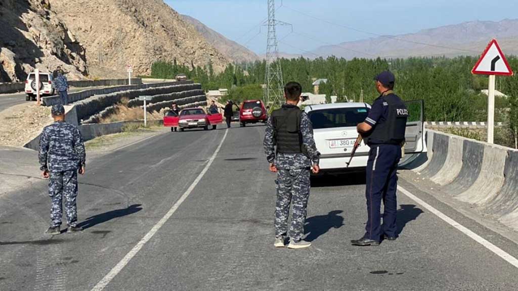 Произошло нападение жителей приграничных с Таджикистаном киргизских селений на грузовой автомобиль КамАЗ. По словам пресс-секретаря мэрии таджикского города Исфара Зубайдулло Шомадова, трасса была перекрыта, грузовик закидан камнями. Нападению подвергся и его водитель. К счастью, серьёзных травм он не получил.