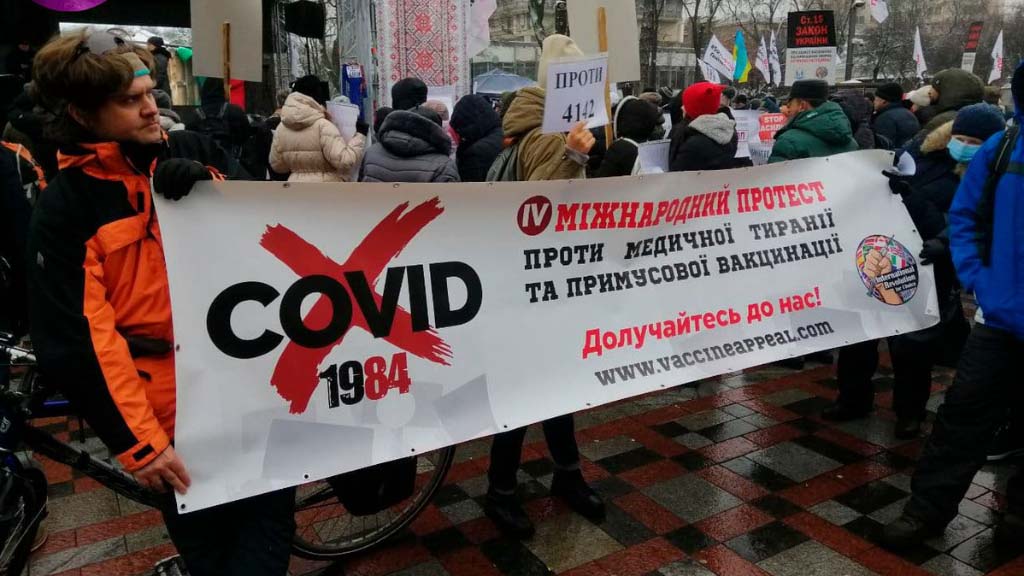 На Украине продолжаются протесты противников насильственной вакцинации от коронавируса. Сегодня антиваксеры собрались пред зданием Верховной Рады в Киеве. В акции приняли участие несколько сотен человек.