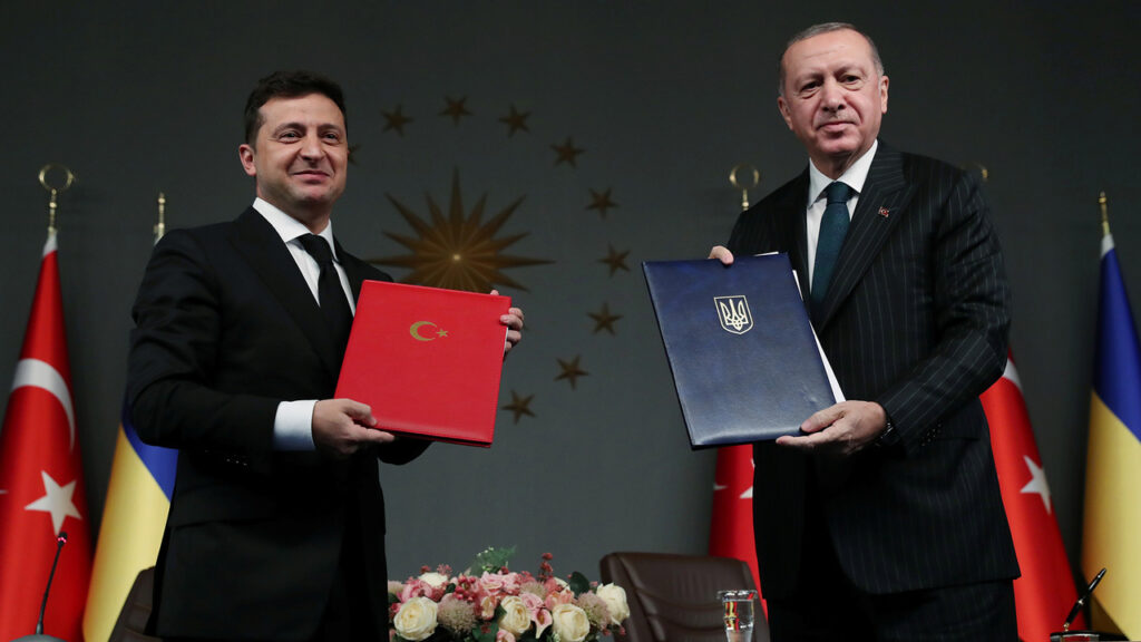 В ходе визита президента Турции Реджепа Тайипа Эрдогана в Украину, Киев и Анкара подписали соглашение о зоне свободной торговли, а также сообщили о начале производства в Украине турецких беспилотников Байрактар.