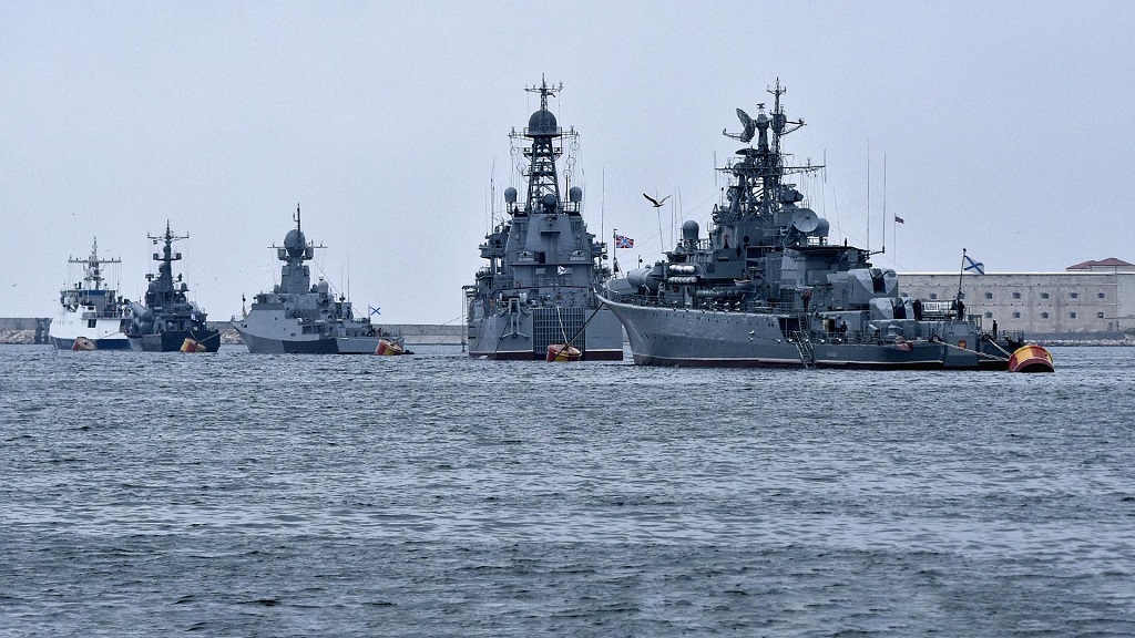 Отработку обороны Крыма провели десятки кораблей Черноморского флота ВМФ России