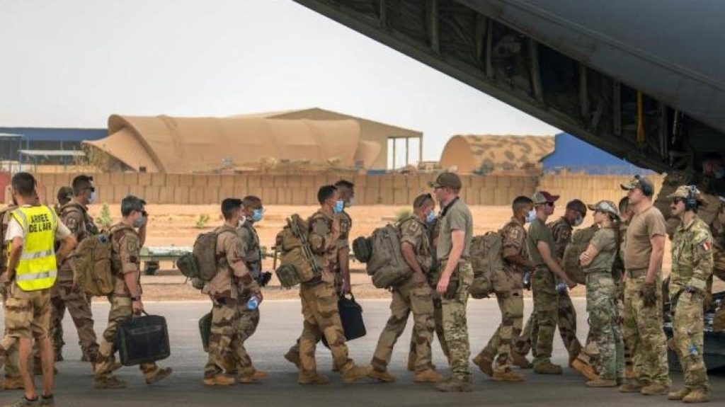 французские войска покидают базу в Африке