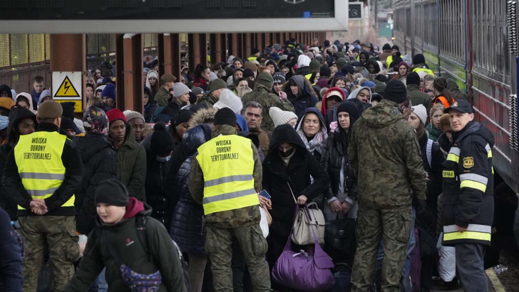 В Еврокомиссии заявили, что несколько миллионов человек окажутся вынужденными переселенцами внутри и за пределами Украины. В настоящее время ожидается, что число перемещенных украинцев составит более 7 млн. человек. Об этом на брифинге в Брюсселе еврокомиссар ЕС по антикризисному управлению Янез Ленарчич.