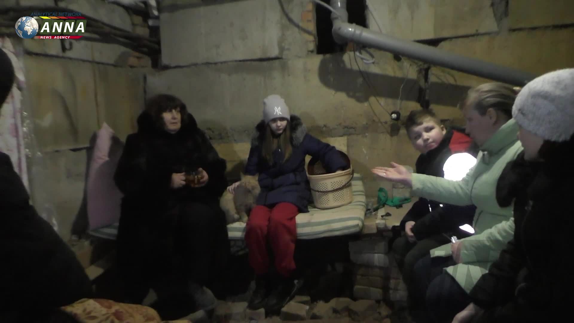 Дети донбасса в подвале. Жители Донбасса в подвалах.