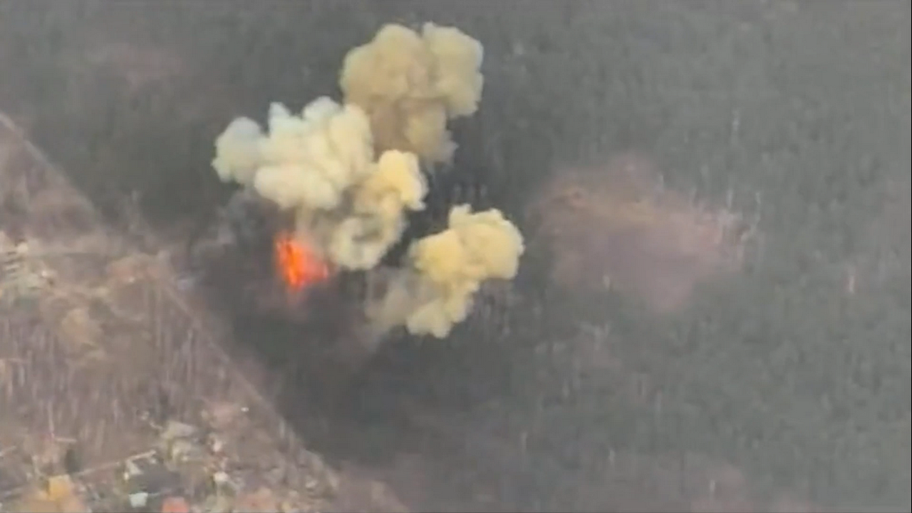 Видео уничтожений на украине. Ка-52 ведет огонь. ВСУ военные артиллерия. Взрыв ракеты возле деревьев. Ракета кинжал в Львовской области.