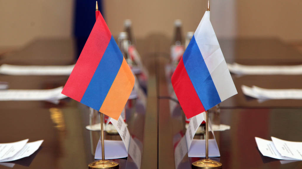 Минэкономики и Центральный банк (ЦБ) Армении ведут переговоры с Россией о переводе оплаты экспорта армянских товаров в Россию на армянскую валюту – драм. Это связано с тем, что что влияние санкций против России может отразиться и на экономике Армении, существенно замедлив ее рост.