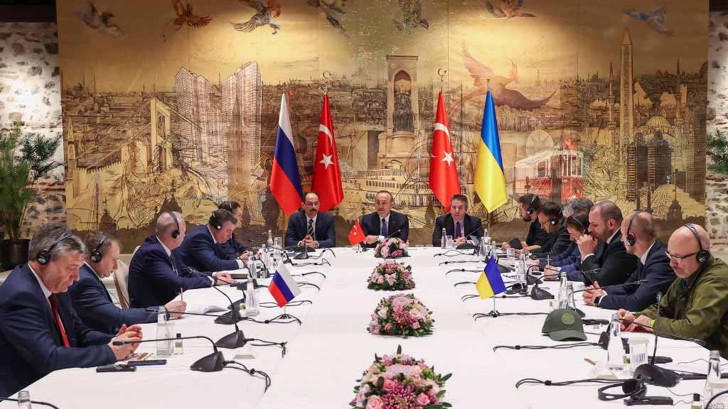 Переговоры России и Украины в Стамбуле длились около четырех часов. Глава российской делегации Владимир Мединский посчитал переговоры «конструктивными», отметив, что при условии быстрой работы по договору и нахождения компромисса сторонам удастся приблизиться к миру.