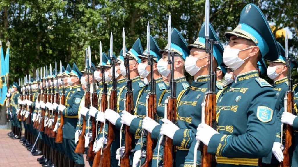 Минобороны Казахстана сообщает, что военный парад ко Дню Победы 9 мая в стране не будет проводиться. Нур-Султан объясняет это решение коронавирусными ограничениями. Вместо этого сообщается о 50 запланированных военно-патриотических мероприятиях, «по чествованию ветеранов Великой Отечественной войны и вооруженных сил республики»