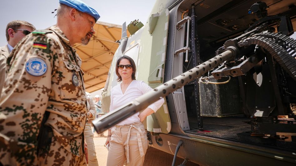 глава МИД ФРГ Анналена Бэрбок на базе в Мали