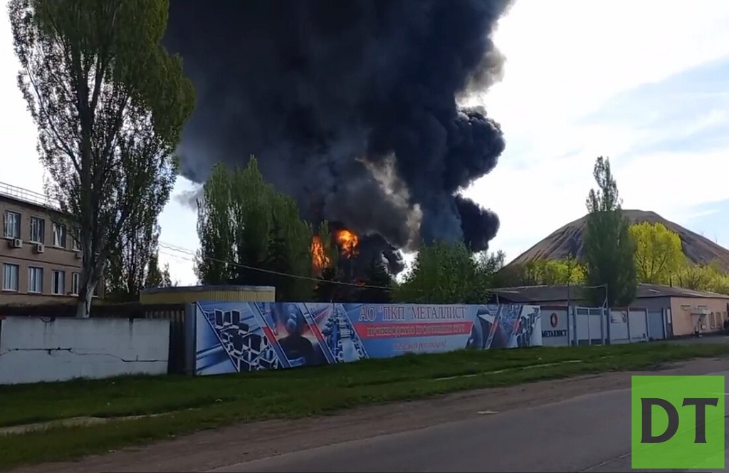 Боевики ВСУ обстреляли нефтебазу в Макеевке и маршрутку в Донецке