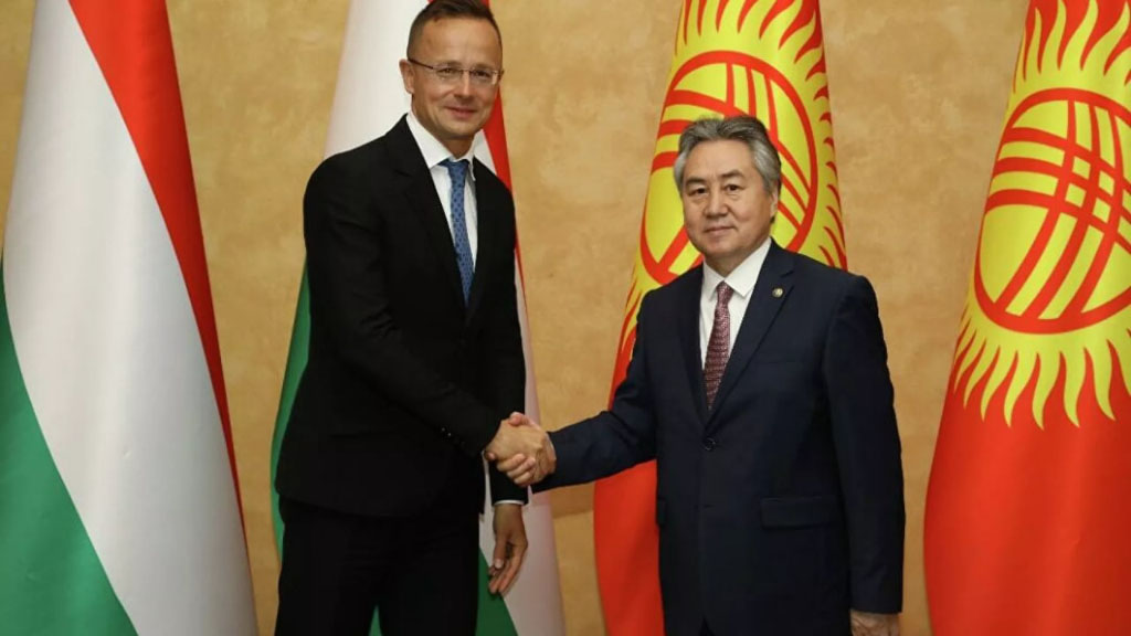 Глава МИД Венгрии Петер Сийярто посетил Киргизию для обсуждения сотрудничества в политической, торгово-экономической и культурно-гуманитарной сферах. 16 апреля текущего года дипломатическим отношениям между Кыргызстаном и Венгрией исполнилось 30 лет.