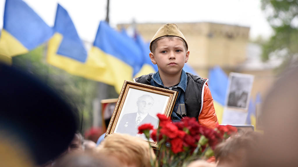 День Победы 9 мая неонацистский режим Украины запретил праздновать в Киеве, запрещены массовые мероприятия, приуроченные к 77-й годовщине Дня Победы над гитлеровской Германией. Единственное, что разрешил горсовет Киева - это возложение цветов к монументам Великой Отечественной войны.