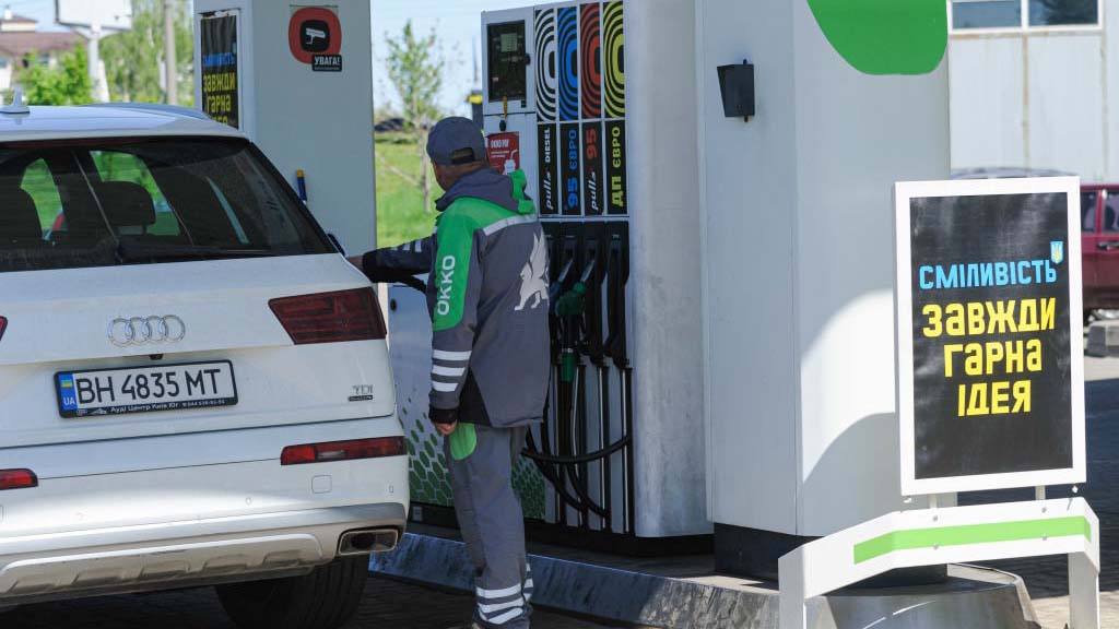 На фоне усугубляющегося топливного кризиса правительство Украины обновило среднюю стоимость бензина и дизеля, на основании которой определяется максимальная цена на АЗС. Как сообщает Министерство экономики Украины, средняя стоимость бензина составляет - 31,19 грн/л, дизельного топлива 35,63 грн/л.