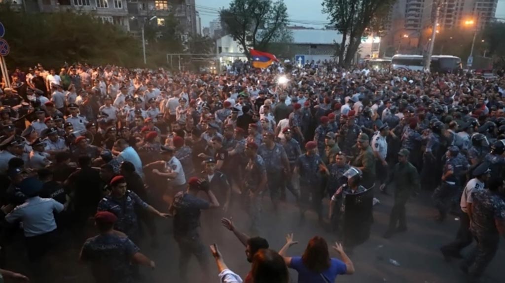 Более шестидесяти человек обратились в медицинские учреждения в результате в результате столкновений между оппозиционными демонстрантами и полицией у резиденции премьера Армении Никола Пашиняна в пятницу вечером в Ереване. Из них свыше 30 – полицейских, остальные гражданские.