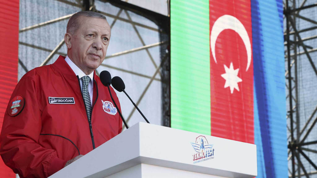 Президент Турции Реджеп Тайип Эрдоган сообщил о готовности провести новую антитеррористическую операцию на севере Сирии с целью взять под контроль 30-километровую зону для обеспечения безопасности на своих южных границах. Об этом он заявил на съезде правящей Партии справедливости и развития.