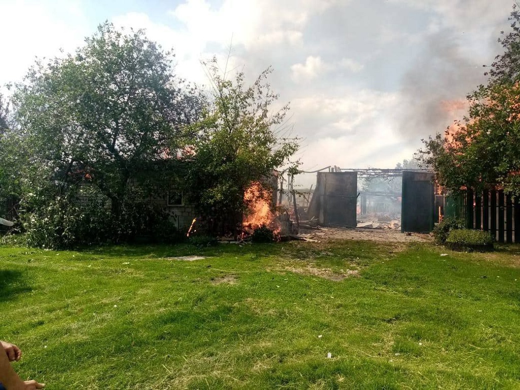 Боевики ВСУ обстреляли посёлок в Брянской области и сожгли скит в Святогорской лавре