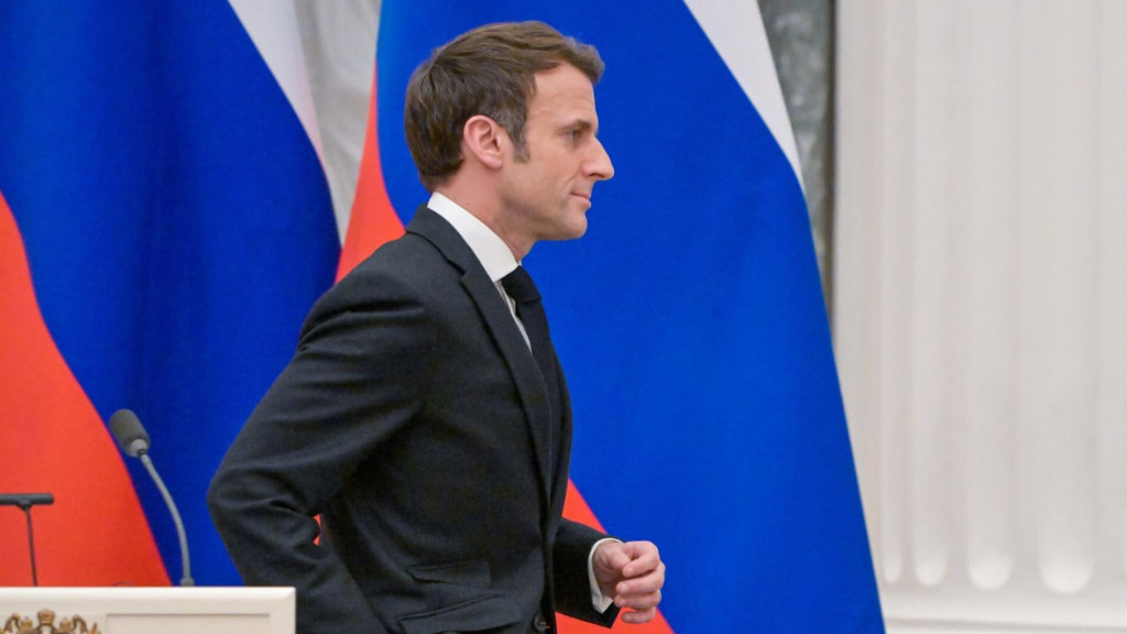 Президент Франции Эммануэль Макрон выступил с серьезным заявлением в адрес Украины и пояснил, что президенту Украины Владимиру Зеленскому и руководству страны придётся вести переговоры с Россией. Об этом он сказал сегодня в ходе своего визита в Румынию.