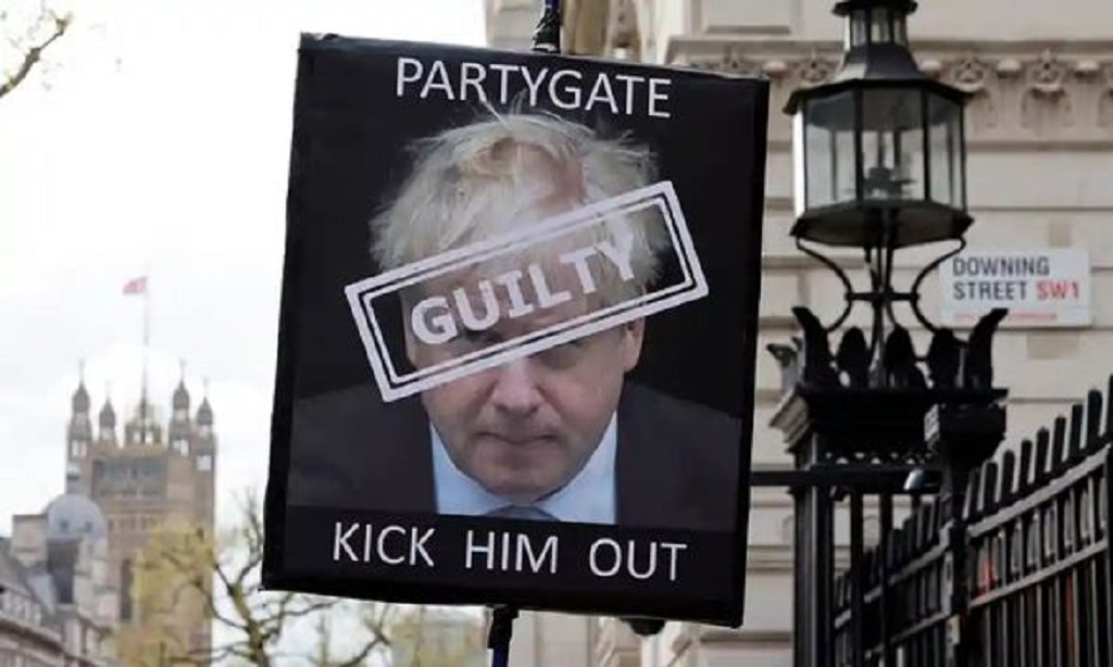 Протесты в Лондоне за отставку Джонсона собрали десятки тысяч британцев 