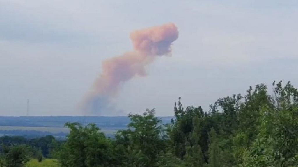 Посол ЛНР в РФ предположил взрыв ёмкостей с кислотой: над Северодонецком поднялся рыжий «гриб»