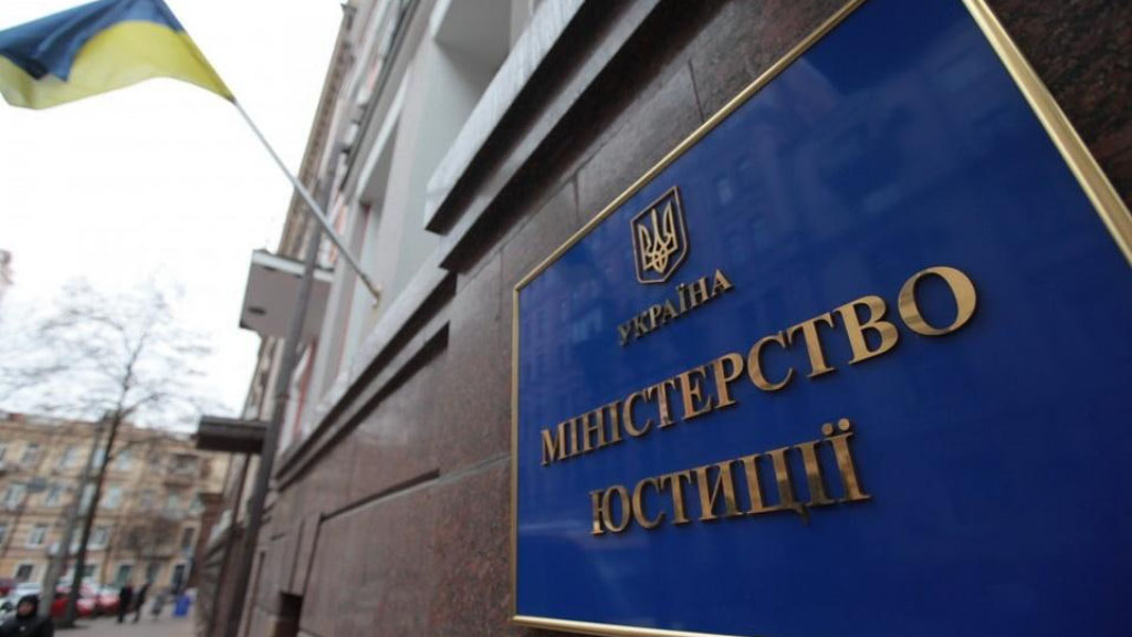Министерство юстиции Украины добилось запрета в суде 10 из 11 т.н. «пророссийских партий», деятельность которых в марте была приостановлена решением Совета национальной безопасности и оборону Украины (СНБО).
