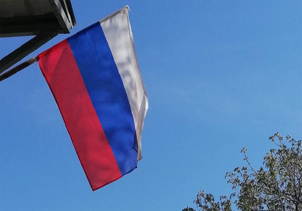 Взрослых хулиганов в Запорожской области обязали вернуть сорванный флаг РФ на школу