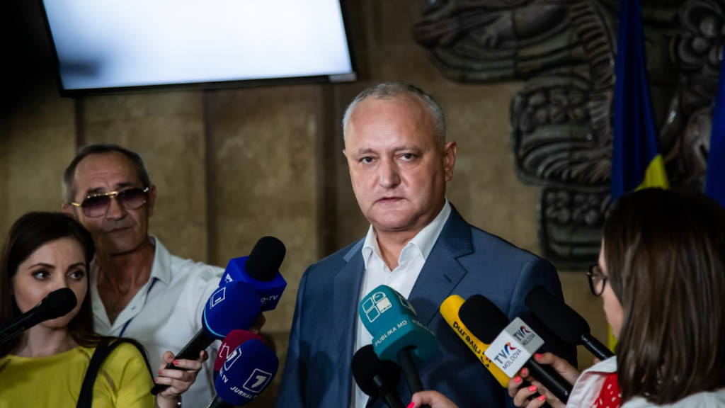 Генпрокуратура Молдавии предъявила экс-президенту Молдавии Игорю Додону обвинение «в превышении должностных обязанностей в интересах организованной преступной группы (ОПГ)». Оппозиционный политик называет обвинения политически мотивированными и отрицает вину.