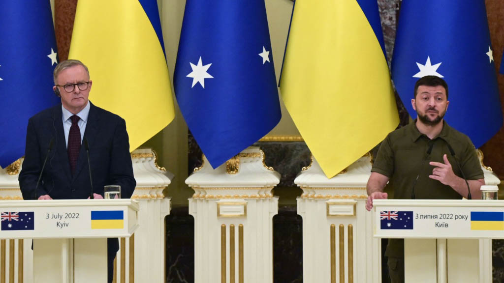 Премьер-министр Австралии Энтони Альбанезе прибыл на Украину 3 июля - это первый визит главы правительства Австралии в Киев за всю историю двусторонних отношений. Альбанезе пообещал предоставить Киеву помимо ранее выделенных $ 390 млн. военно-технической помощи дополнительно $ 100 млн..