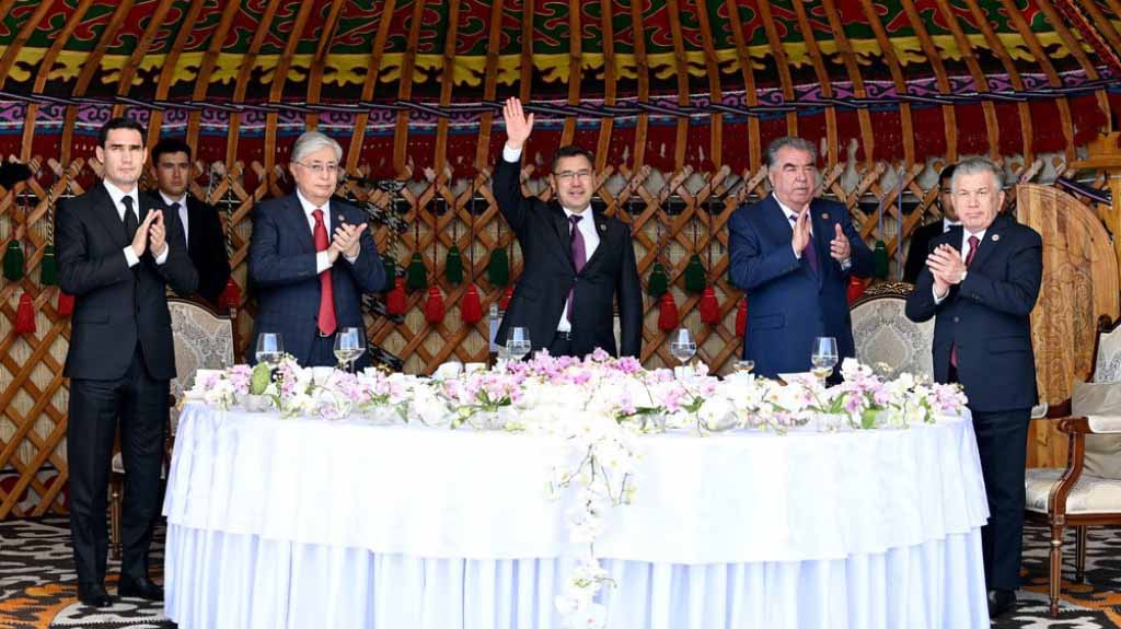 Сегодня на четвертой Консультативной встрече лидеров стран Центральной Азии (ЦА) в Чолпон-Ате президенты Казахстана, Киргизии и Узбекистана подписали Договор о дружбе, добрососедстве и сотрудничестве в целях развития Центральной Азии в XXI веке.