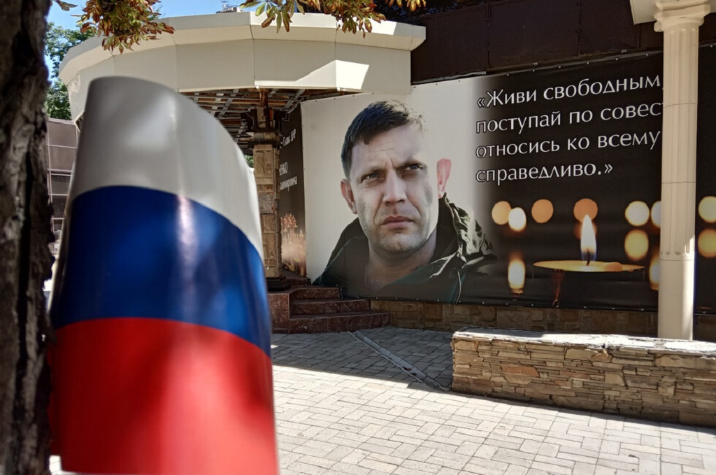 Жители ДНР почтили память первого главы Александра Захарченко