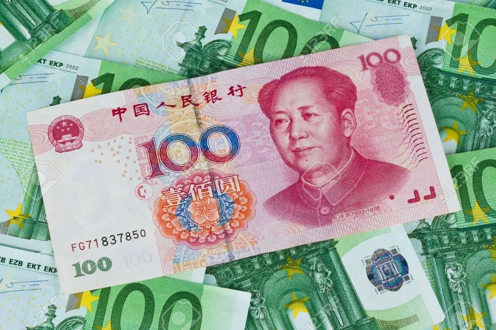 Экономист Ермилова отметила стремительный проигрыш евро китайскому юаню в России