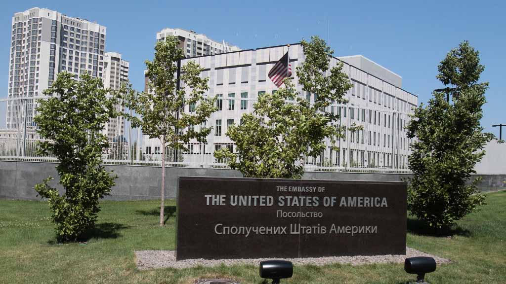 Посольство США в Киеве выступило с обращением, адресованным гражданам США, с призывом немедленно покинуть Украину. В дипмиссии утверждает, что существует с повышенная угроза ракетных ударов в ближайшие дни.