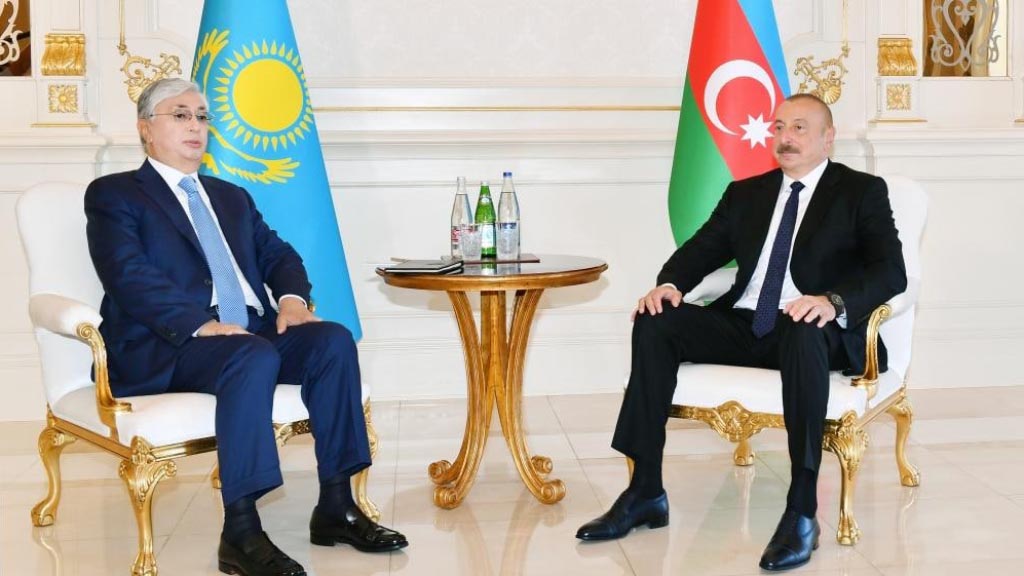 Президент Казахстана Касым-Жомарта Токаева находится с официальным визитом в Азербайджане, где стороны намерены подписать ряд договоров о расширении сфер сотрудничества. В рамках визита запланированы переговоры глав Казахстана и Азербайджана в узком и в расширенном форматах.