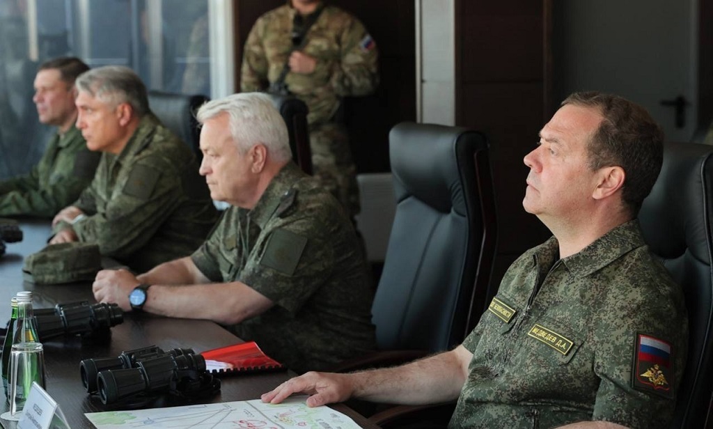 Замглавы СБ РФ Медведев: Москва на смирится с размещением НАТО на Украине