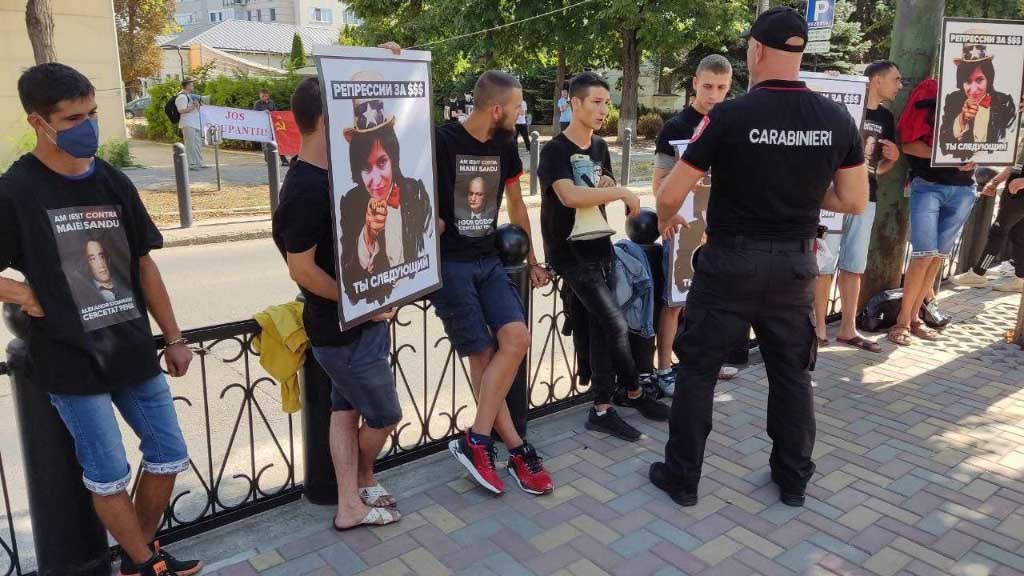 Сегодня возле здания посольства США в Молдавии местные жители организовали антиправительственную акцию, в ходе которой потребовали отставки президента Молдавии Майи Санду. Участники пикета оделись в майки с портретами экс-президента Молдавии Игоря Додона.