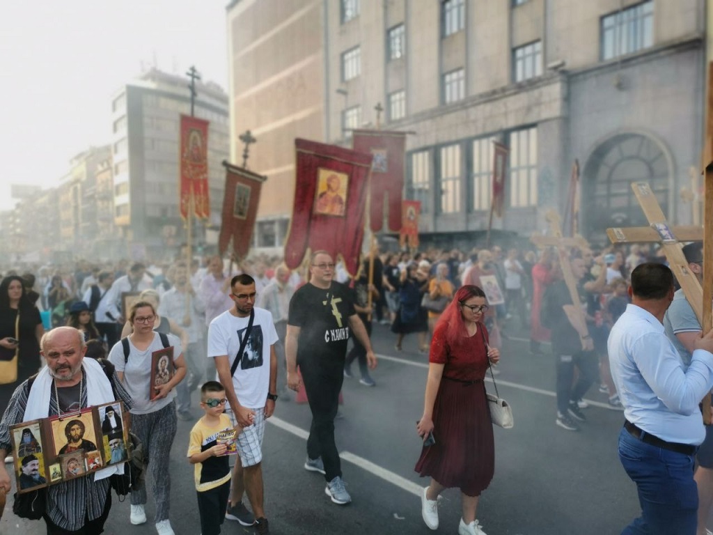 В Белграде протестующие против ЛГБТ вышли с флагами Сербии, триколорами и портретами Путина