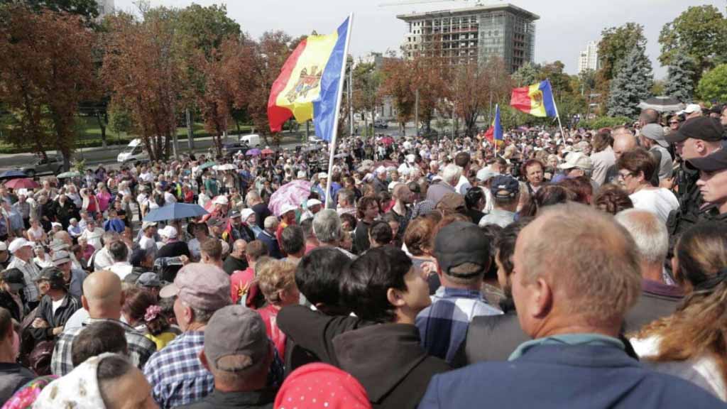 В Кишиневе у здания Администрации президента Молдавии проходит многочисленный митинг, участники которого требуют отставки президента Майи Санду и правительства. Также митингующие требуют освобождения депутата парламента Марины Таубер и прекращения давления на оппозицию.