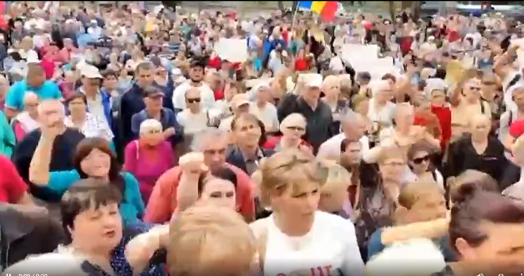 В Кишинёве проходит митинг с требованием отставки Санду – участники жгут счета за тепло и свет