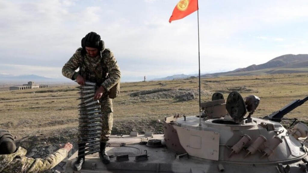 Киргизия и Таджикистан приступили к новому раунду переговоров о прекращении огня в приграничных районах, об этом сообщает пресс-служба киргизского Госкомитета нацбезопасности. Ранее боестолкновения возобновились, несмотря на достигнутые договоренности о прекращении огня.