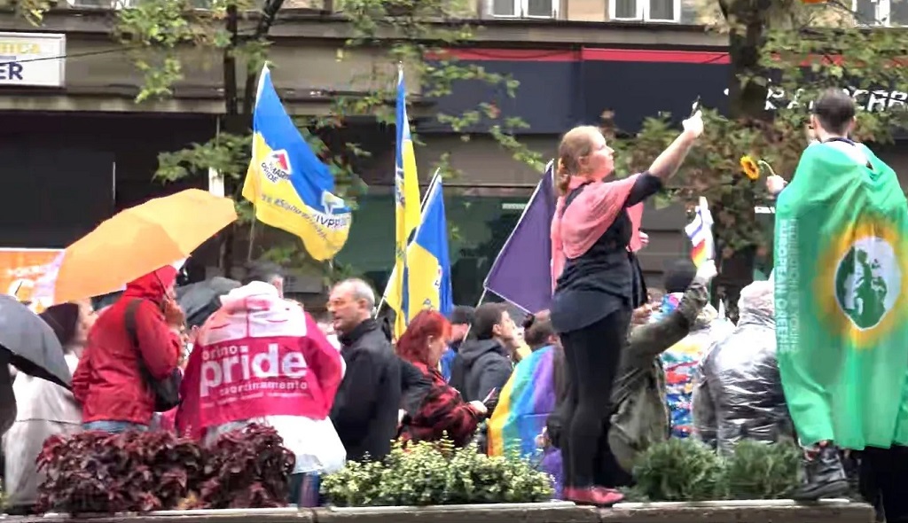 На отменённом гей-параде в Белграде участники развернули флаг Украины вместе со своей символикой