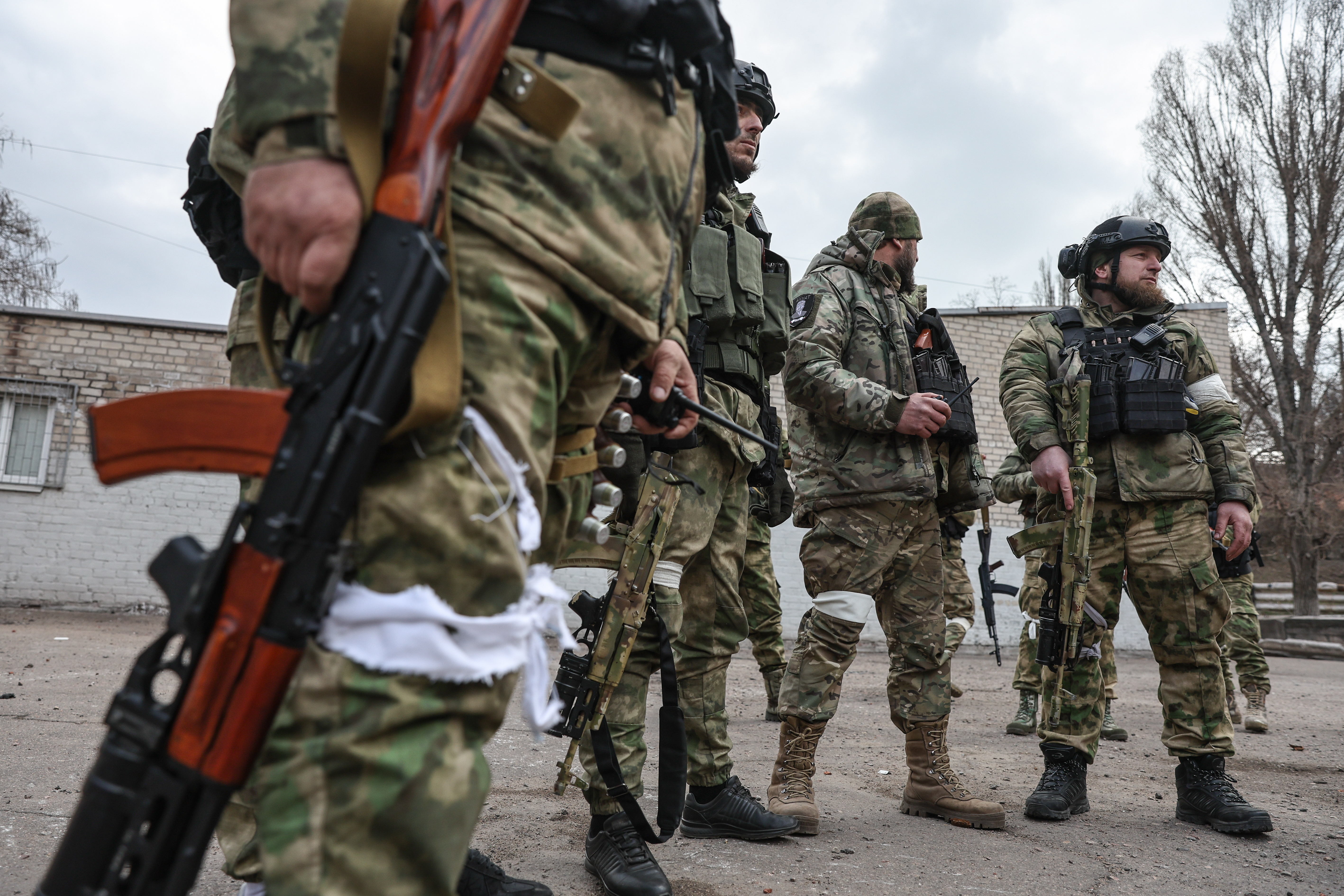 Китайский военкор общается с японскими добровольцами днр. Русский солдат.