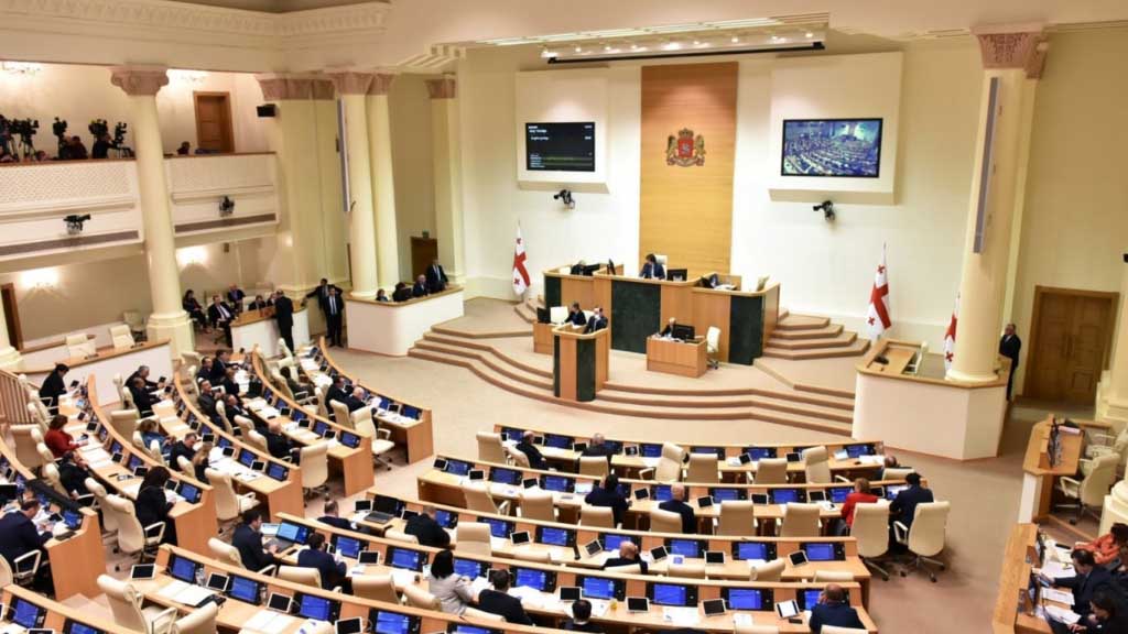 Парламентская оппозиция выступила с критикой правящей партии «Грузинская мечта — Демократическая Грузия» об ответственности за непроведение реформ, рекомендованных Евросоюзом.