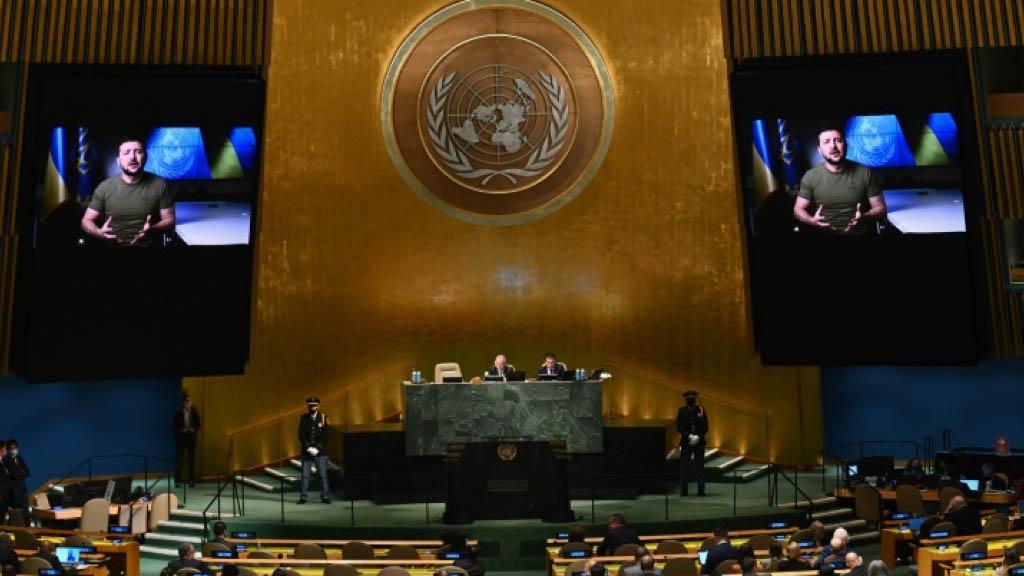 Президент Украины Зеленский выступил по видеосвязи на Генассамблее ООН. Ожидаемо он выступил с ангажированными антироссийскими заявлениями. Он заявил, что «агрессия России против Украины требует наказания», а также вновь потребовал от Запада оружия и денег.