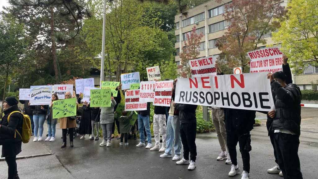 В Швейцарии граждане протестуют против антироссийской политики руководства страны. В столице страны, Берне, прошла акция протеста против политики русофобии. Швейцарцы поддержали Россию и заявили о недопустимости антироссийской, русофобской политики страны и Евросоюза (ЕС) в целом.