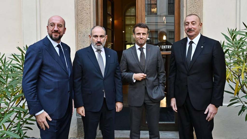 Лидеры Армении, Азербайджана и Турции провели переговоры в Праге в ходе которых было заявлено о взаимном признании территориальной целостности Азербайджана и Армении. Также в регион призывается Миссия Евросоюза.