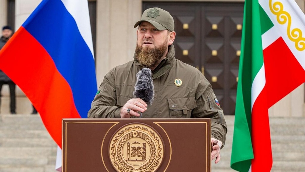 Глава Чечни посоветовал Зеленскому «бежать, не оглядываясь, в Сторону Запада»