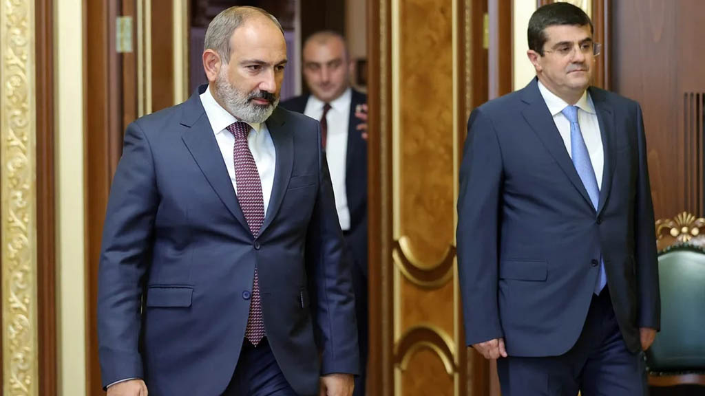 Премьер-министр Армении Никол Пашинян встретился с президентом Нагорного Карабаха Араиком Арутюняном. Пресс-служба премьер-министра коротко сообщила, что «встречи двух лидеров носят регулярный характер».